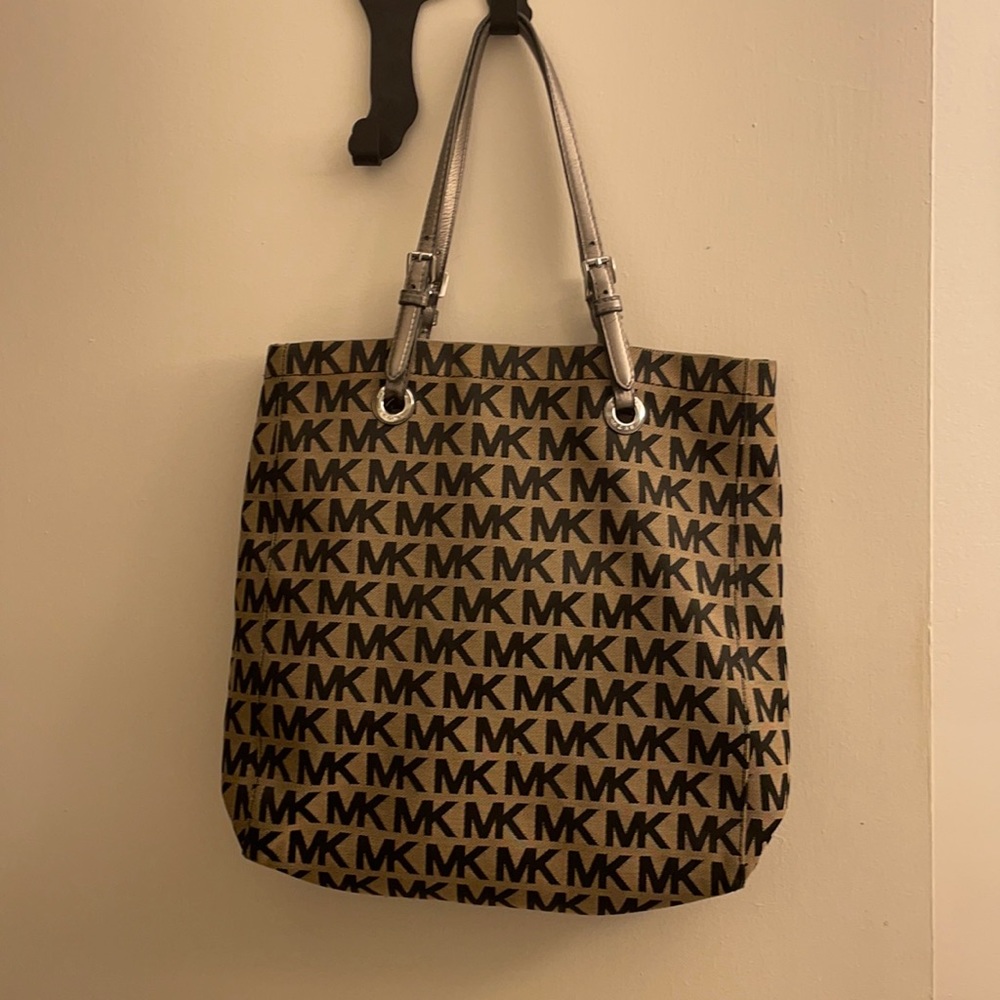 Michael Kors Pocha book